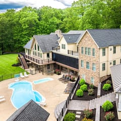 Glamorous Lodge | 6 Ensuite Rooms | Sports Courts