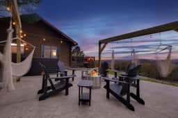 Cabin with Majestic Views, Hot Tub, Pickleball - Image 4