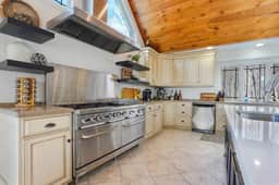 Glamorous Lodge | 6 Ensuite Rooms | Sports Courts - Image 3