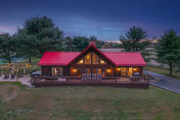 Cabin with Majestic Views, Hot Tub, Pickleball - Image 1