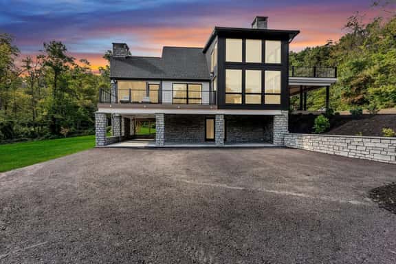 Luxury Escape, Hot Tub, Fireplace, Espresso Bar - Image 1