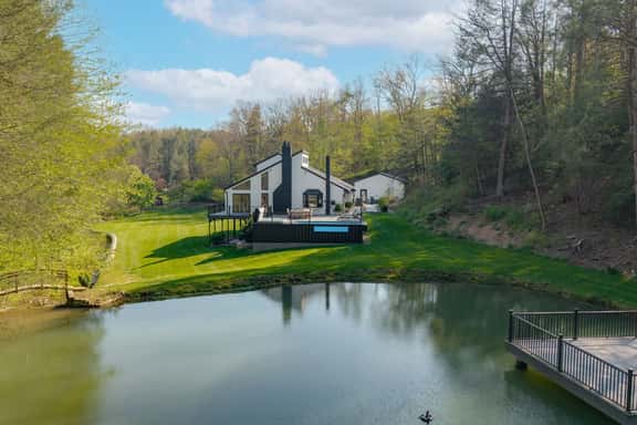 Pine Hollow Lodge: Hot Tub, Games, Pool , Espressos - Image 1