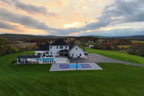 8K Sq ft | 5 Private Suites | Hot Tub | Game Room - Image 1