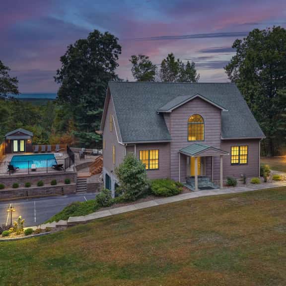 Cabin with Hot Tub, Pool, Pickleball, Hiking Trail - Image 1
