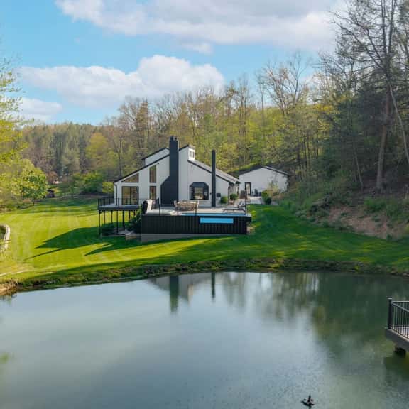Pine Hollow Lodge: Hot Tub, Games, Pool , Espressos - Image 1