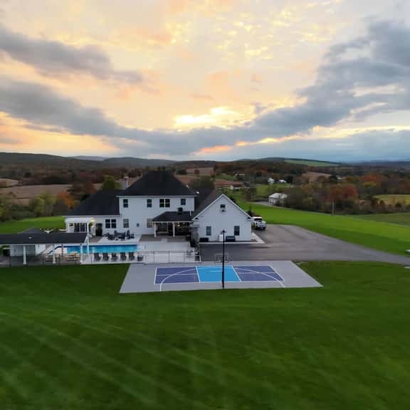 8K Sq ft | 5 Private Suites | Hot Tub | Game Room - Image 1