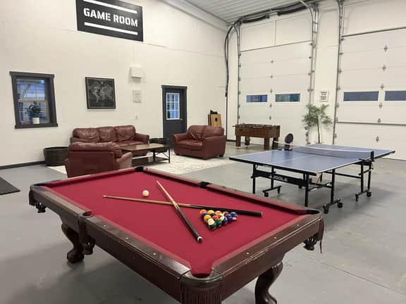 Cabin with Hot Tub, Game Room, Fire Pit, Pickleball - Image 3