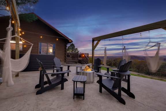 Cabin with Majestic Views, Hot Tub, Pickleball - Image 4