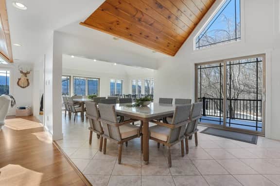 Glamorous Lodge | 6 Ensuite Rooms | Sports Courts - Image 4