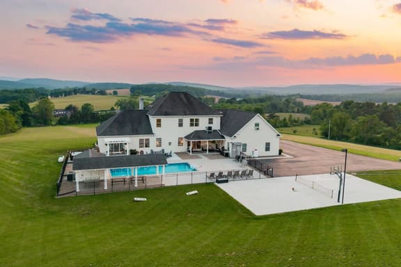 8K Sq ft | 5 Private Suites | Hot Tub | Game Room - Image 1