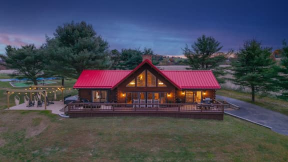 Cabin with Majestic Views, Hot Tub, Pickleball - Image 1